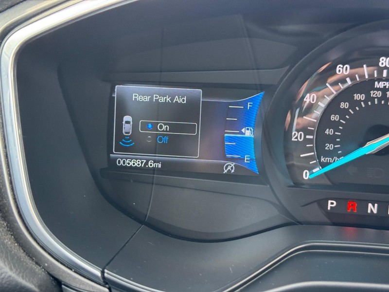 Ford Fusion Vehicle Full-screen Gallery Image 25