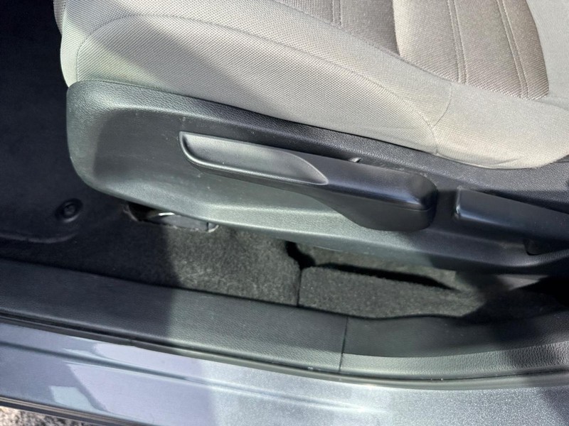 Honda CR-V Vehicle Full-screen Gallery Image 17