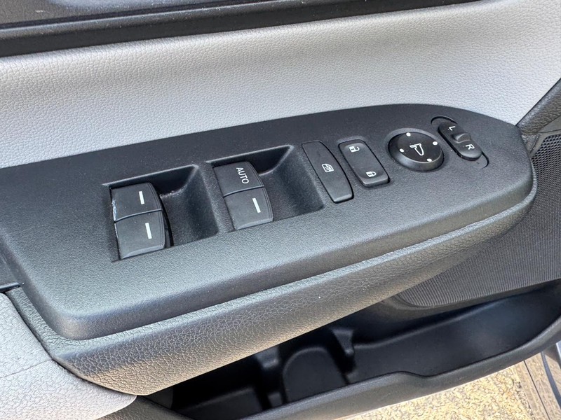 Honda CR-V Vehicle Full-screen Gallery Image 18