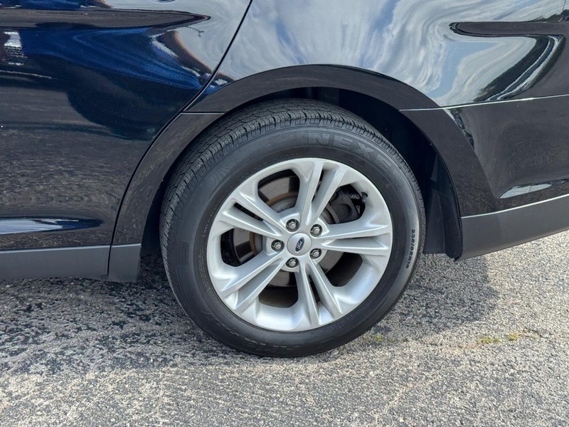 Ford Taurus Vehicle Full-screen Gallery Image 11