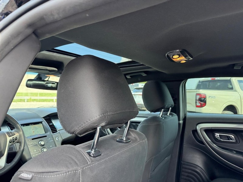 Ford Taurus Vehicle Full-screen Gallery Image 13