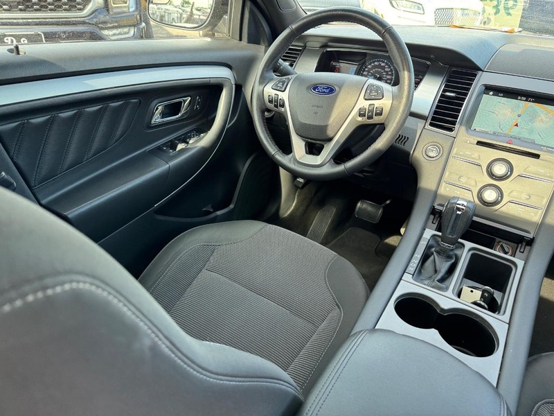 Ford Taurus Vehicle Full-screen Gallery Image 15