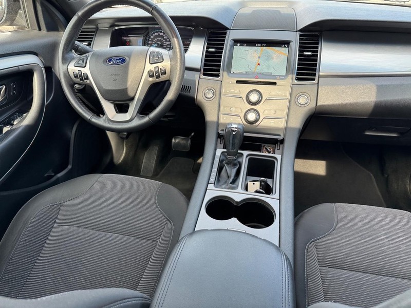 Ford Taurus Vehicle Full-screen Gallery Image 16