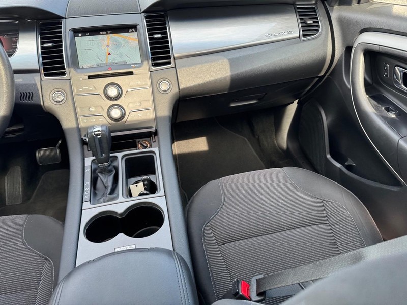Ford Taurus Vehicle Full-screen Gallery Image 17