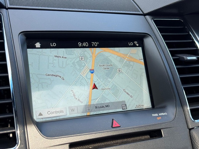 Ford Taurus Vehicle Full-screen Gallery Image 23