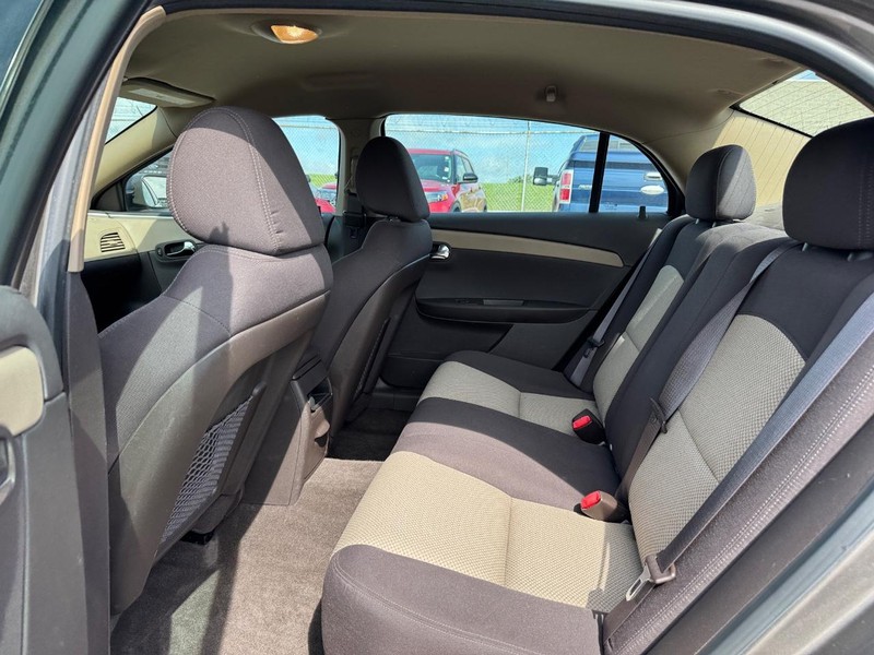 Chevrolet Malibu Vehicle Full-screen Gallery Image 12