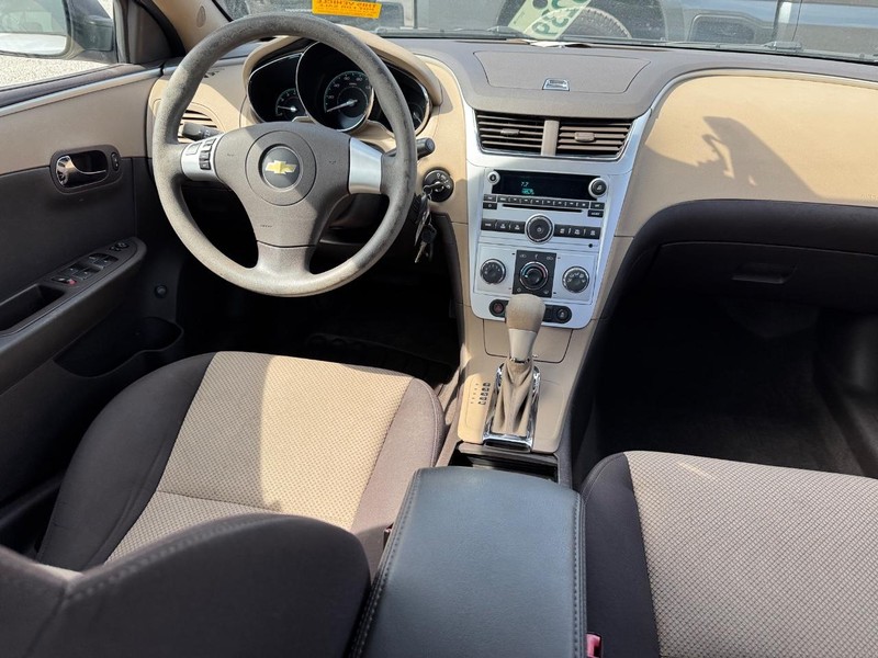 Chevrolet Malibu Vehicle Full-screen Gallery Image 14