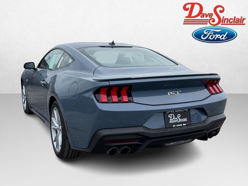 Ford Mustang Vehicle Full-screen Gallery Image 09