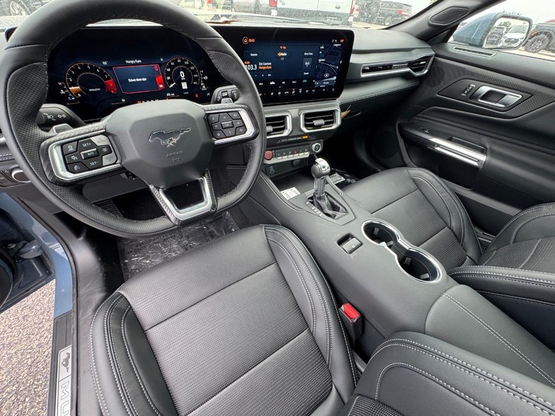 Ford Mustang Vehicle Full-screen Gallery Image 14