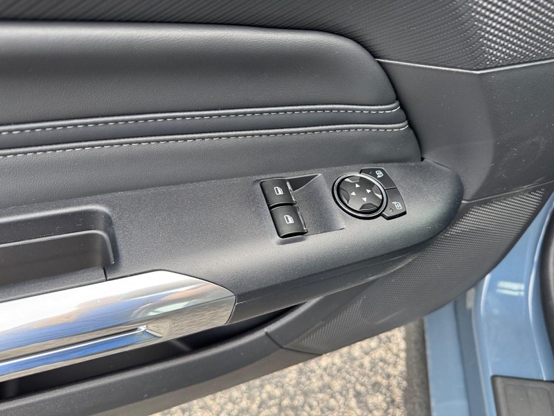 Ford Mustang Vehicle Full-screen Gallery Image 16