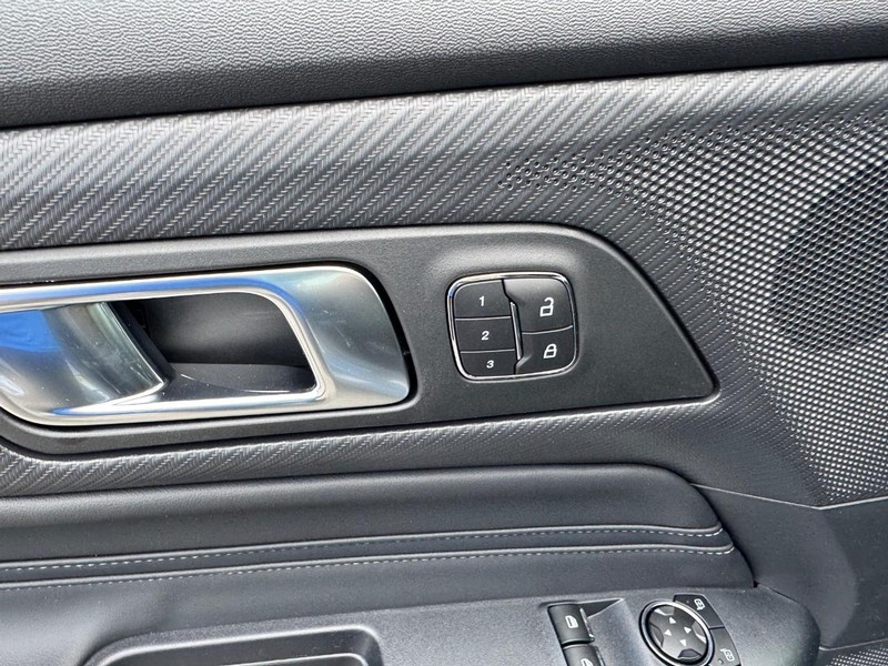 Ford Mustang Vehicle Full-screen Gallery Image 17