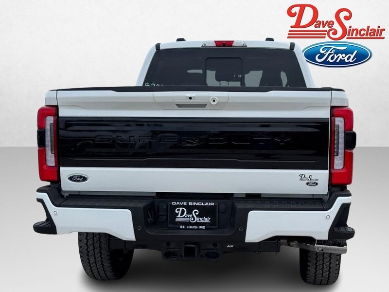 Ford Super Duty F-350 SRW Vehicle Full-screen Gallery Image 08