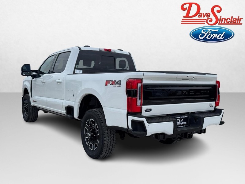 Ford Super Duty F-350 SRW Vehicle Full-screen Gallery Image 09