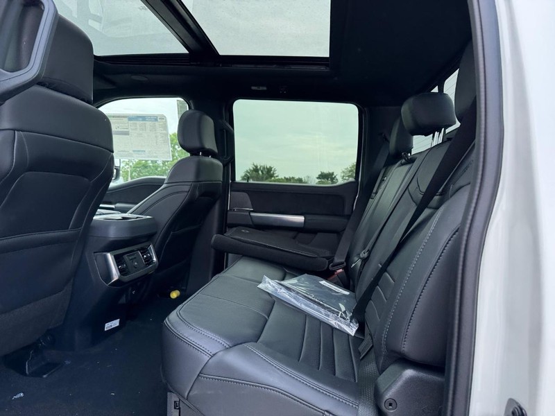 Ford Super Duty F-350 SRW Vehicle Full-screen Gallery Image 11