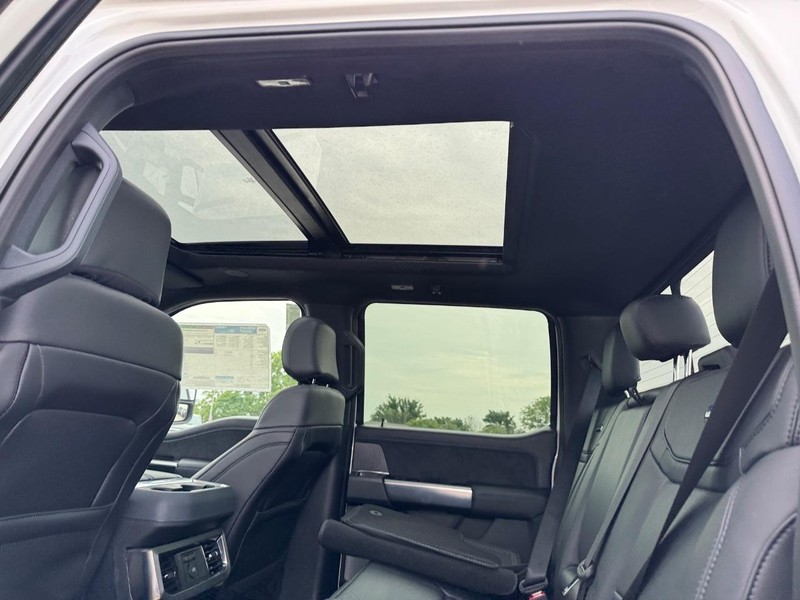 Ford Super Duty F-350 SRW Vehicle Full-screen Gallery Image 13