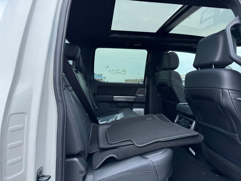 Ford Super Duty F-350 SRW Vehicle Full-screen Gallery Image 14