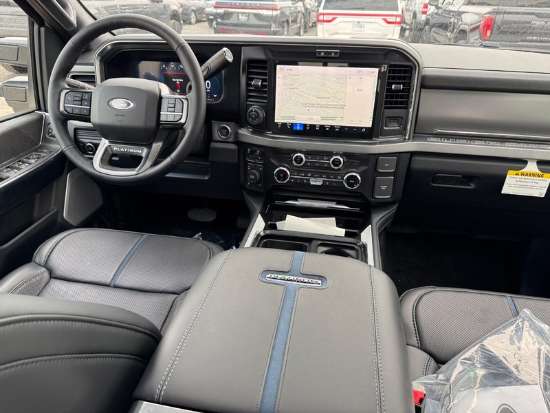 Ford Super Duty F-350 SRW Vehicle Full-screen Gallery Image 15