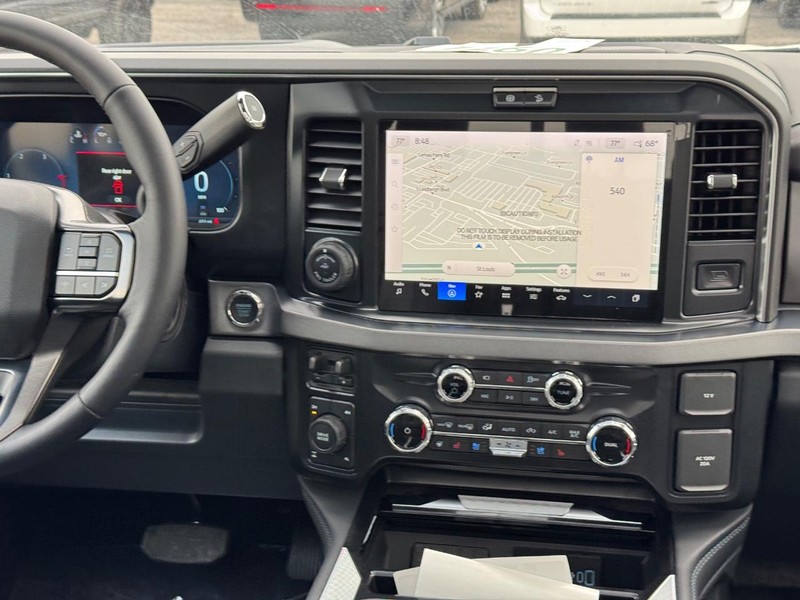 Ford Super Duty F-350 SRW Vehicle Full-screen Gallery Image 17