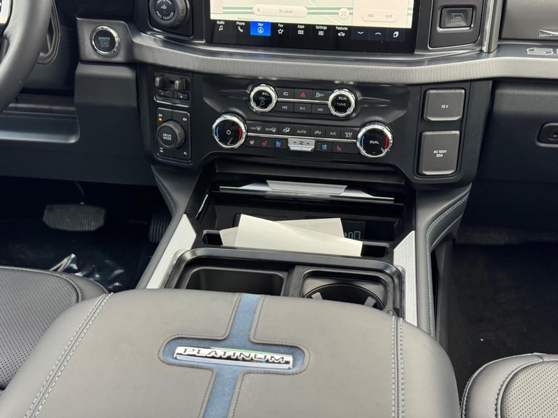 Ford Super Duty F-350 SRW Vehicle Full-screen Gallery Image 18