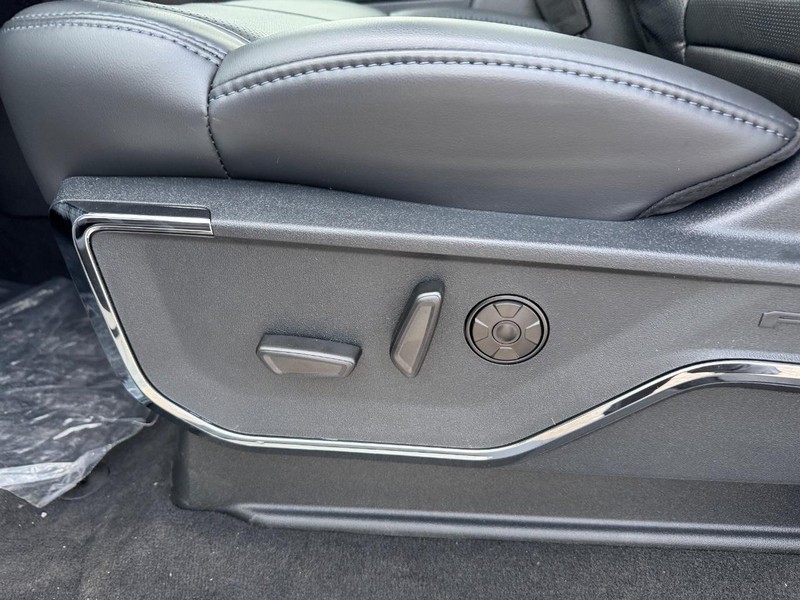 Ford Super Duty F-350 SRW Vehicle Full-screen Gallery Image 19