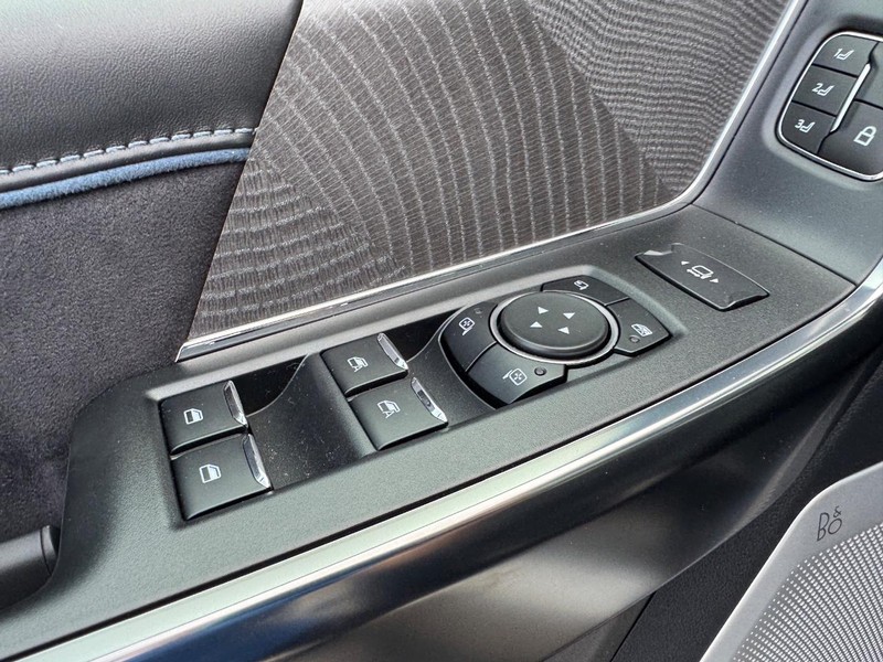 Ford Super Duty F-350 SRW Vehicle Full-screen Gallery Image 20