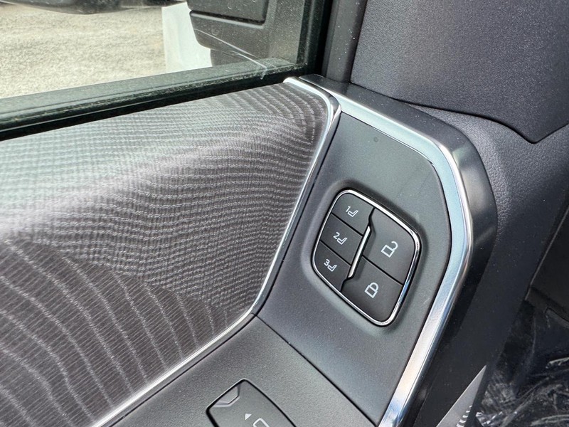 Ford Super Duty F-350 SRW Vehicle Full-screen Gallery Image 21