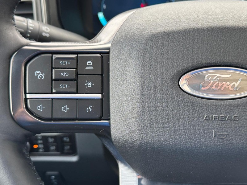 Ford Super Duty F-350 SRW Vehicle Full-screen Gallery Image 23