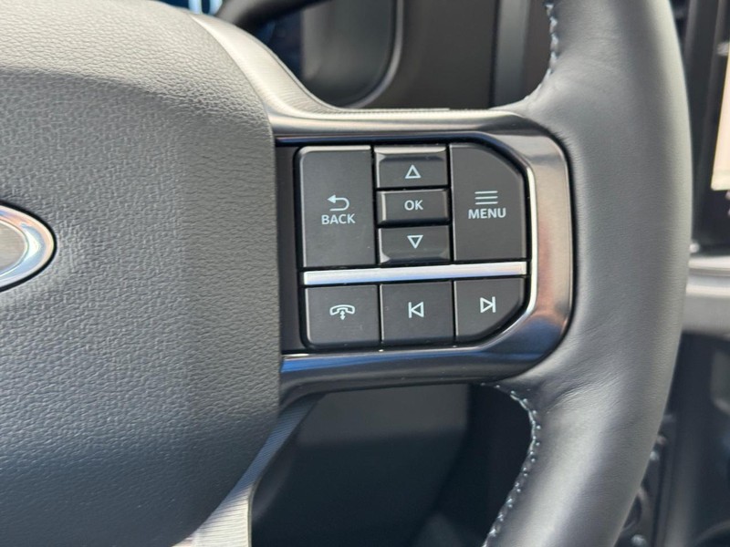 Ford Super Duty F-350 SRW Vehicle Full-screen Gallery Image 24