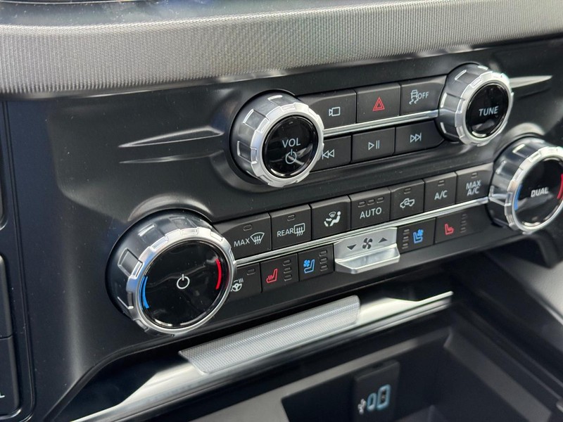Ford Super Duty F-350 SRW Vehicle Full-screen Gallery Image 26
