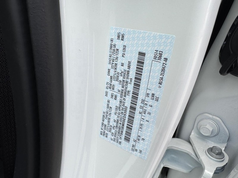Ford Super Duty F-350 SRW Vehicle Full-screen Gallery Image 28