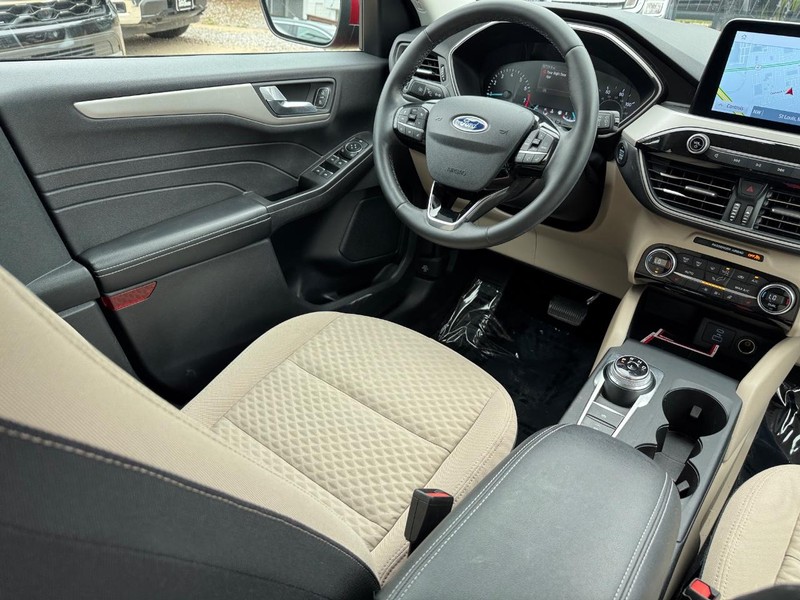 Ford Escape Vehicle Full-screen Gallery Image 14