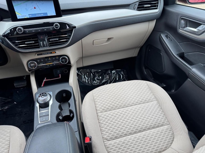 Ford Escape Vehicle Full-screen Gallery Image 16