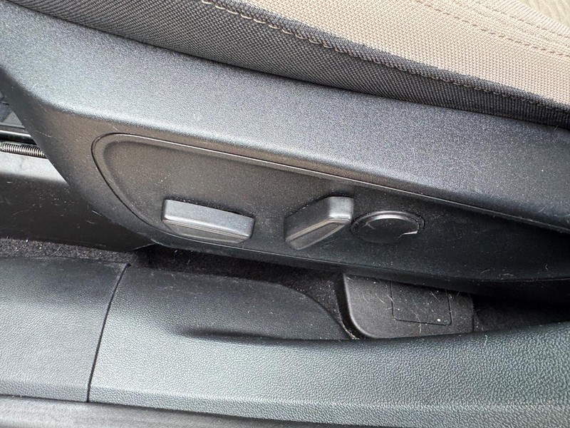 Ford Escape Vehicle Full-screen Gallery Image 17
