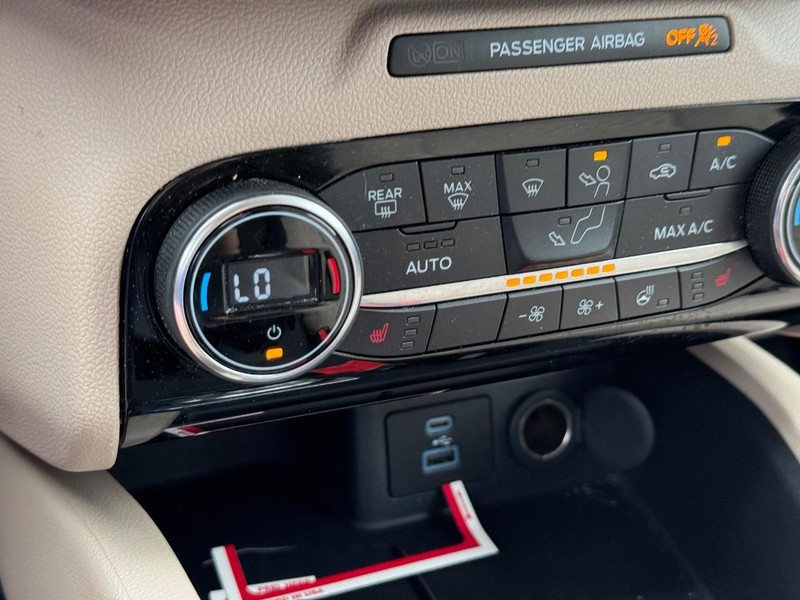 Ford Escape Vehicle Full-screen Gallery Image 23
