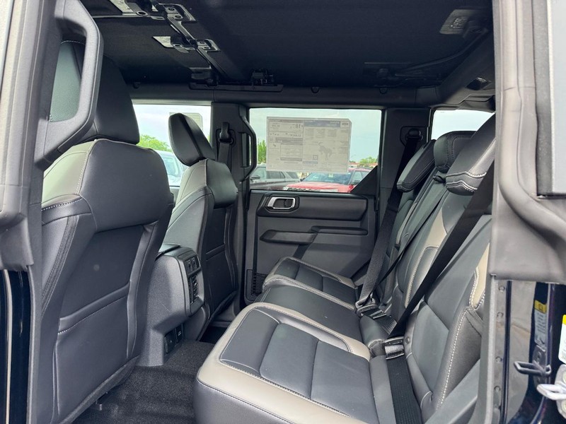 Ford Bronco Vehicle Full-screen Gallery Image 12