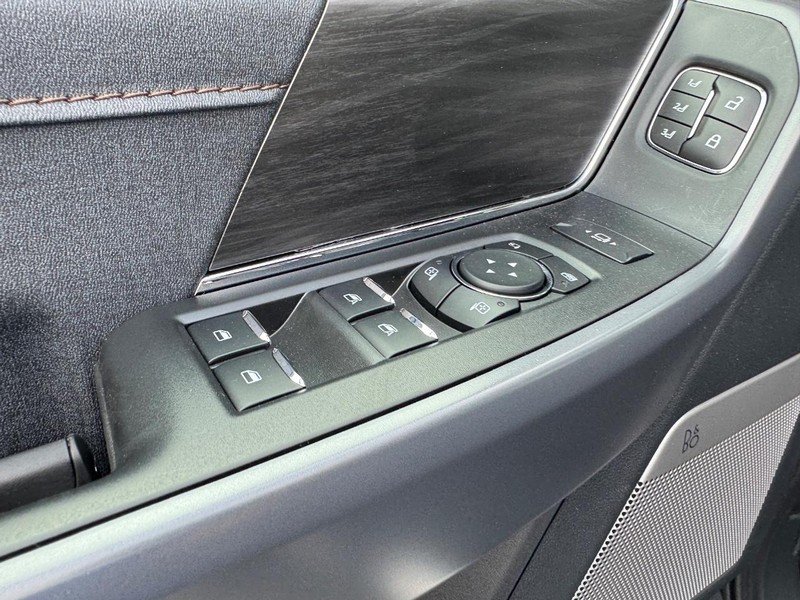 Ford F-150 Vehicle Full-screen Gallery Image 19