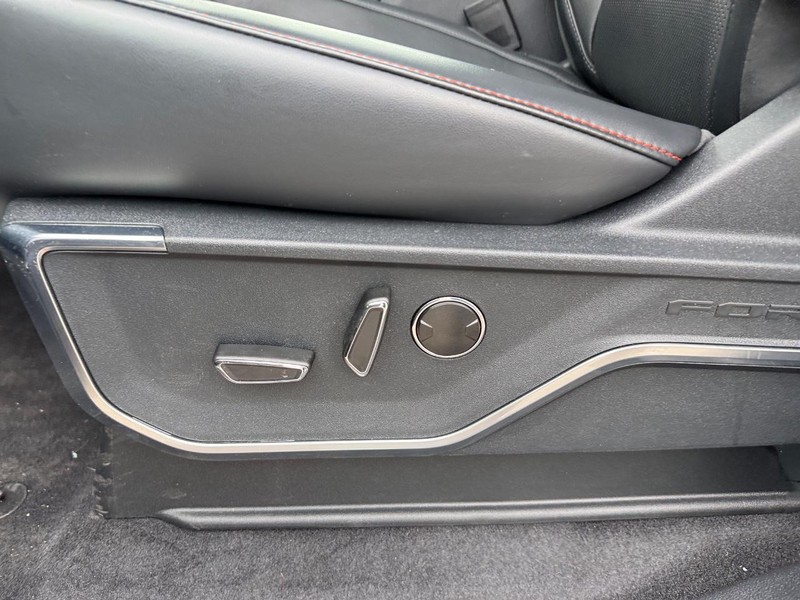 Ford F-150 Vehicle Full-screen Gallery Image 19