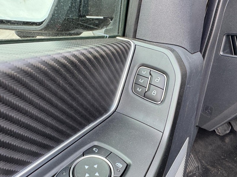 Ford F-150 Vehicle Full-screen Gallery Image 21