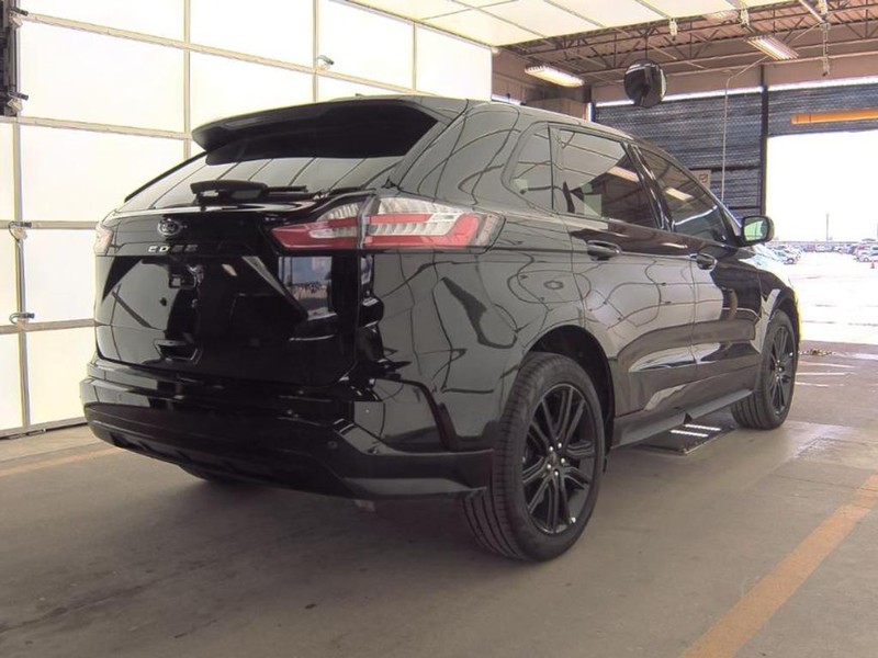 Ford Edge Vehicle Full-screen Gallery Image 02