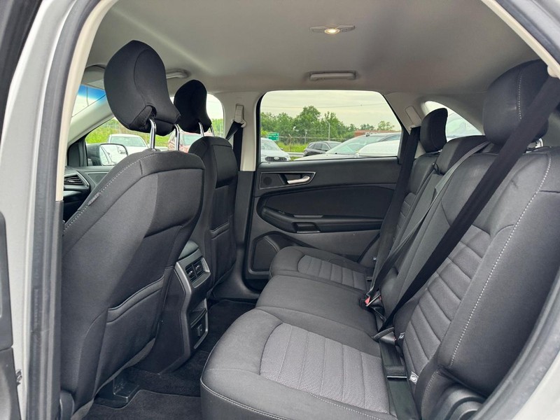 Ford Edge Vehicle Full-screen Gallery Image 12