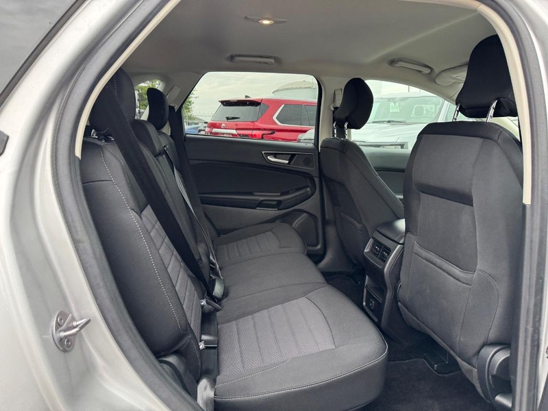 Ford Edge Vehicle Full-screen Gallery Image 13