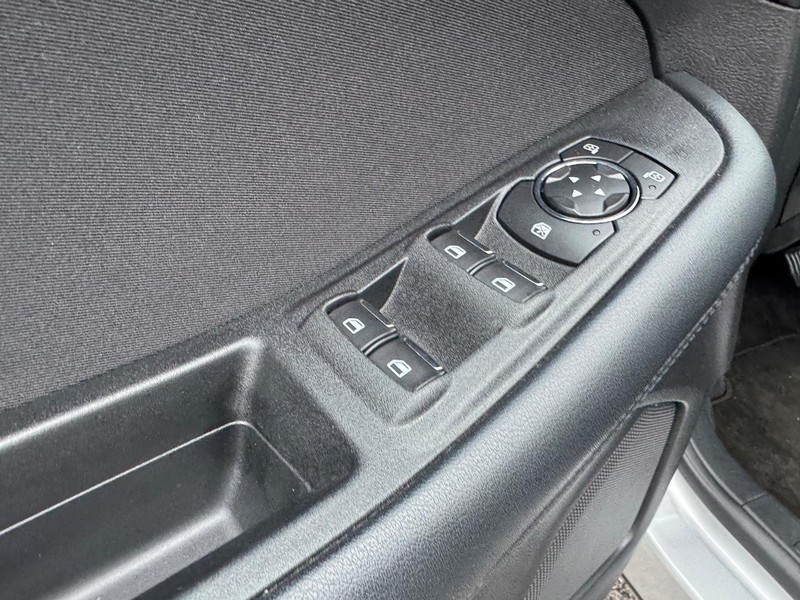Ford Edge Vehicle Full-screen Gallery Image 18