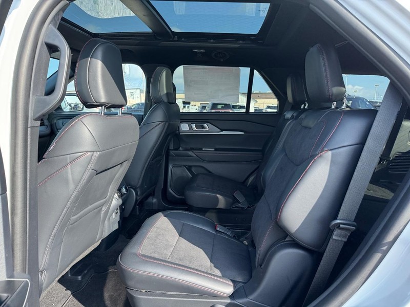 Ford Explorer Vehicle Full-screen Gallery Image 12
