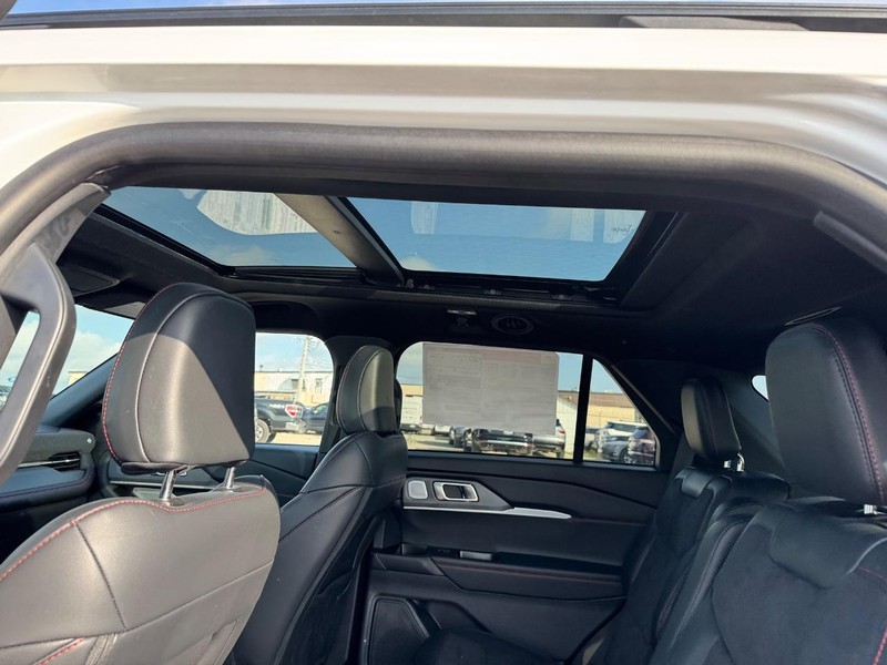 Ford Explorer Vehicle Full-screen Gallery Image 13