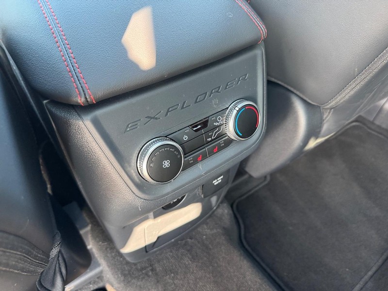 Ford Explorer Vehicle Full-screen Gallery Image 14