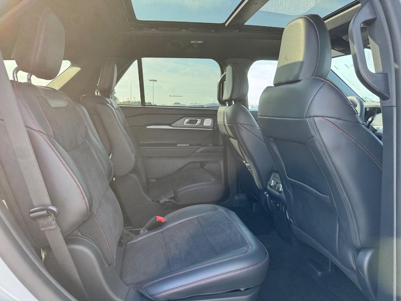 Ford Explorer Vehicle Full-screen Gallery Image 15