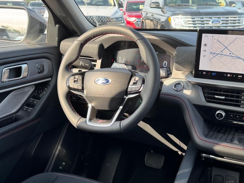 Ford Explorer Vehicle Full-screen Gallery Image 17