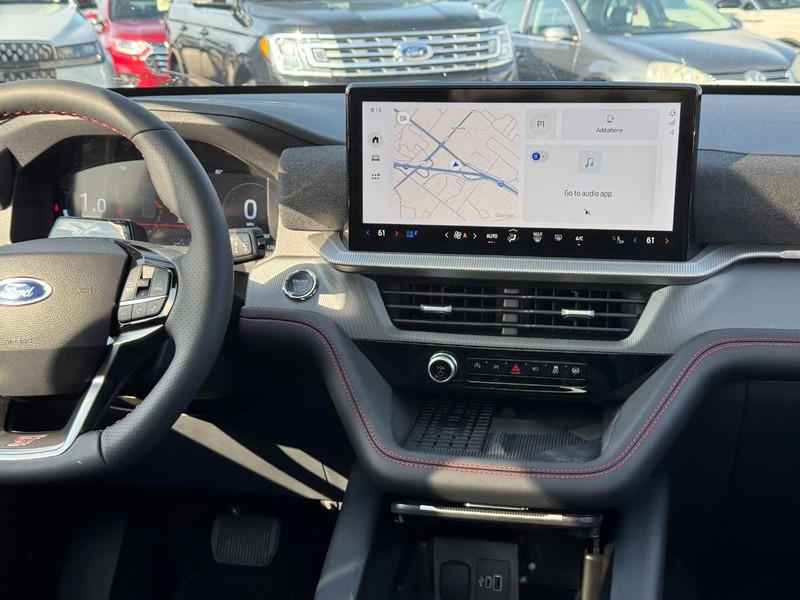 Ford Explorer Vehicle Full-screen Gallery Image 18