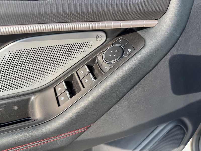 Ford Explorer Vehicle Full-screen Gallery Image 21