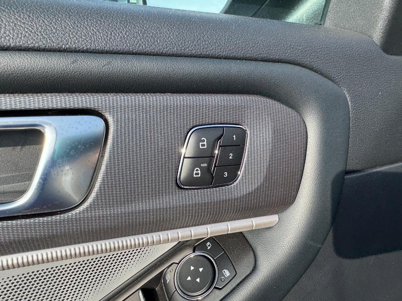 Ford Explorer Vehicle Full-screen Gallery Image 22